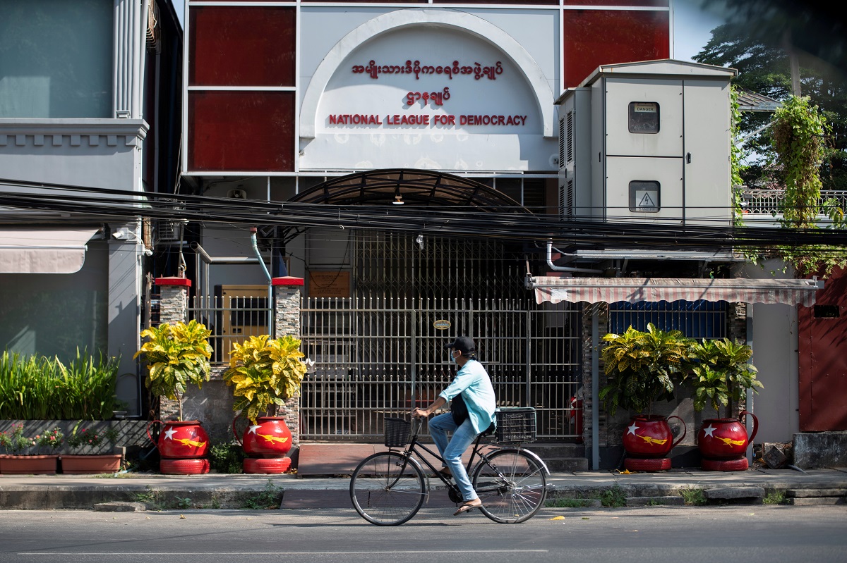 ทหารเมียนมาบุกรุกและทำลายสำนักงานใหญ่พรรค “อองซาน ซูจี”