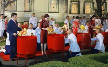 ในหลวง พระราชินี ทรงประกอบพิธีสังเวยพระป้าย เนื่องในเทศกาลตรุษจีน ปี 2564