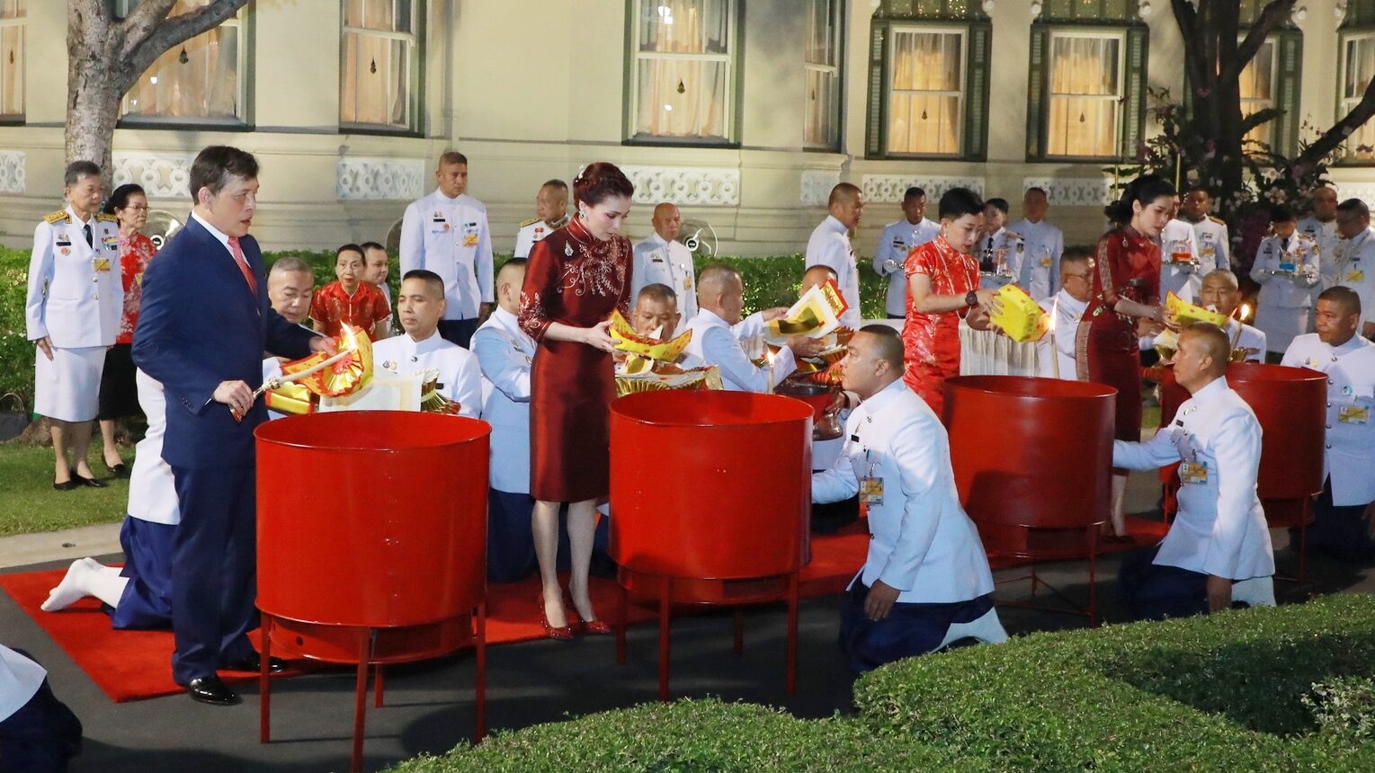 ในหลวง พระราชินี ทรงประกอบพิธีสังเวยพระป้าย เนื่องในเทศกาลตรุษจีน ปี 2564