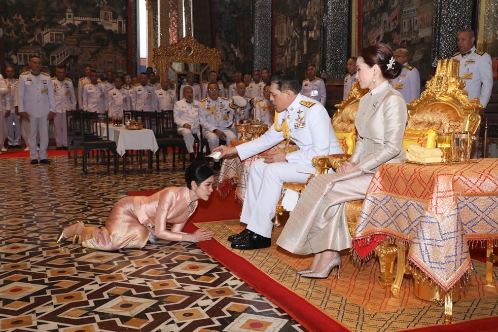 ในหลวง พระราชทานน้ำพระมหาสังข์เพชรน้อย แก่เจ้าคุณพระสินีนาฏ