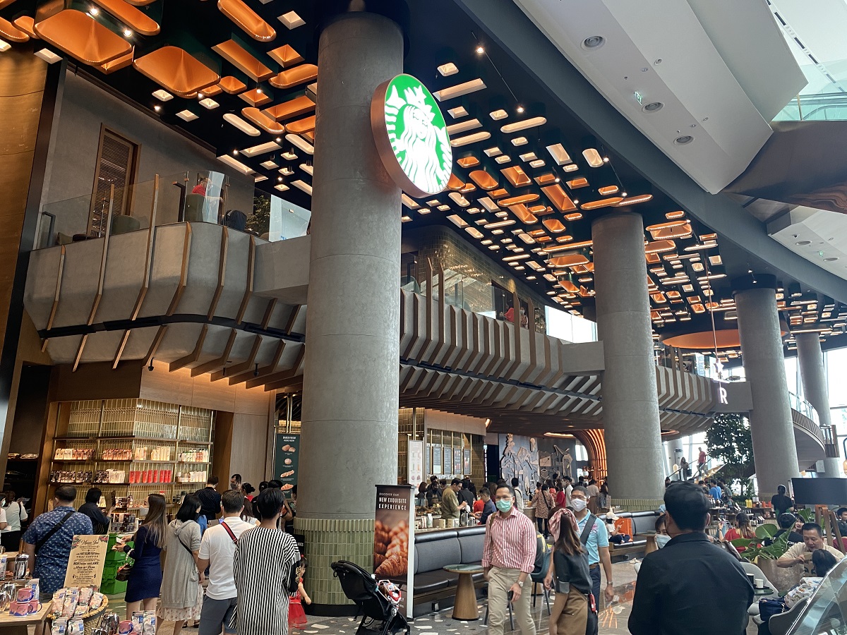 พาชม “สตาร์บัคส์” สาขาใหม่ ใหญ่สุด พิเศษสุด มีบาร์เครื่องดื่มแอลกอฮอล์