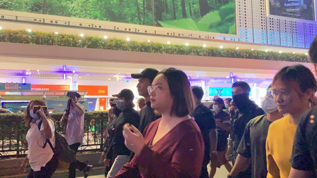 “รุ้ง” นำม็อบราษฎรลงถนน มุ่งหน้า สน.ปทุมวัน หลังผู้ชุมนุมโดนรวบ