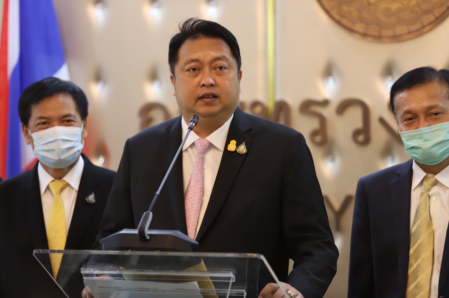 สุชาติ ชมกลิ่น