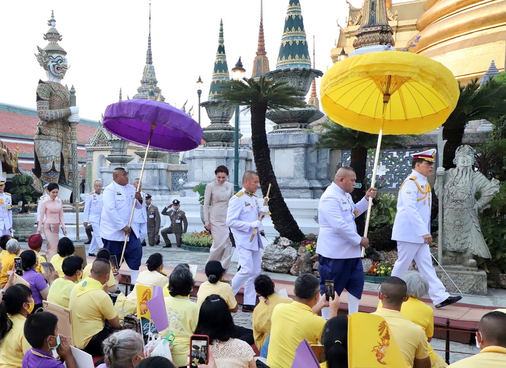 ในหลวง ทรงเปลี่ยนเครื่องทรงพระแก้วมรกตจากฤดูหนาวเป็นฤดูร้อน