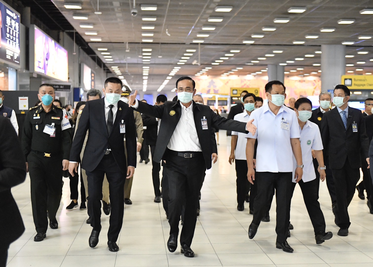 ประยุทธ์ ตื่นเต้น รับวัคซีนล็อตแรกด้วยตัวเอง สั่งช่อง 11 ถ่ายทอดสด
