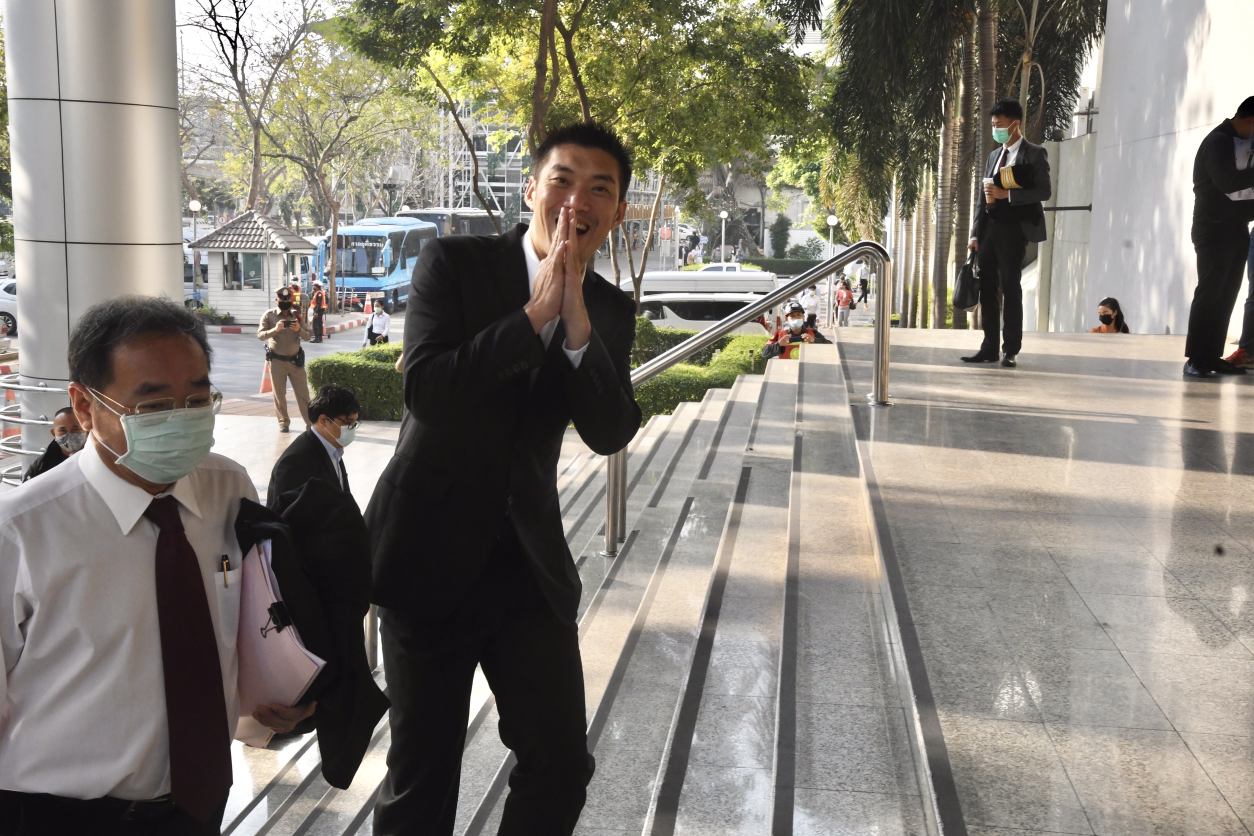 “ธนาธร” ขึ้นศาลอาญา ฟังไต่สวนถอนคำสั่งไลฟ์ “วัคซีนโควิด”