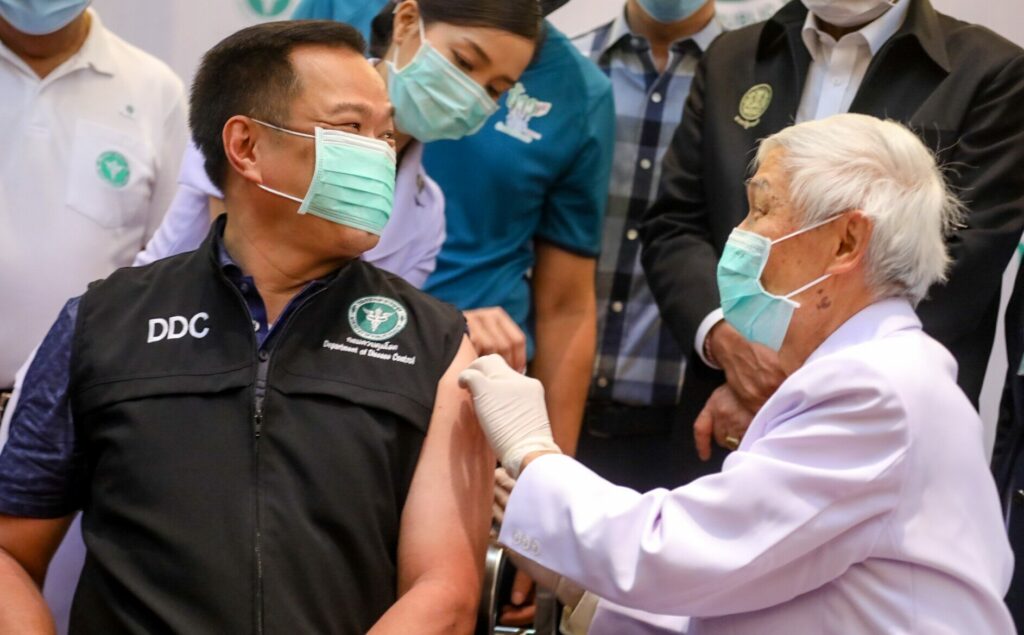 “อนุทิน” ประเดิม ฉีดวัคซีน “ซิโนแวค” คนแรกของประเทศ