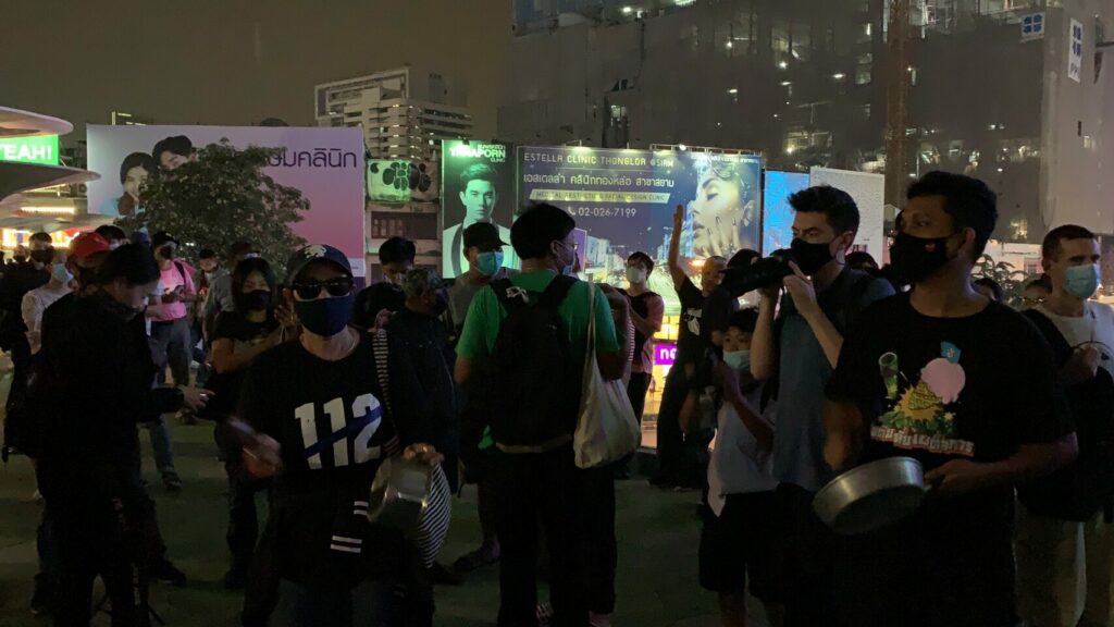 มวลชนทยอยรวมพล สกายวอล์กปทุมวัน หลัง 4 แกนนำราษฎรถูกฝากขัง
