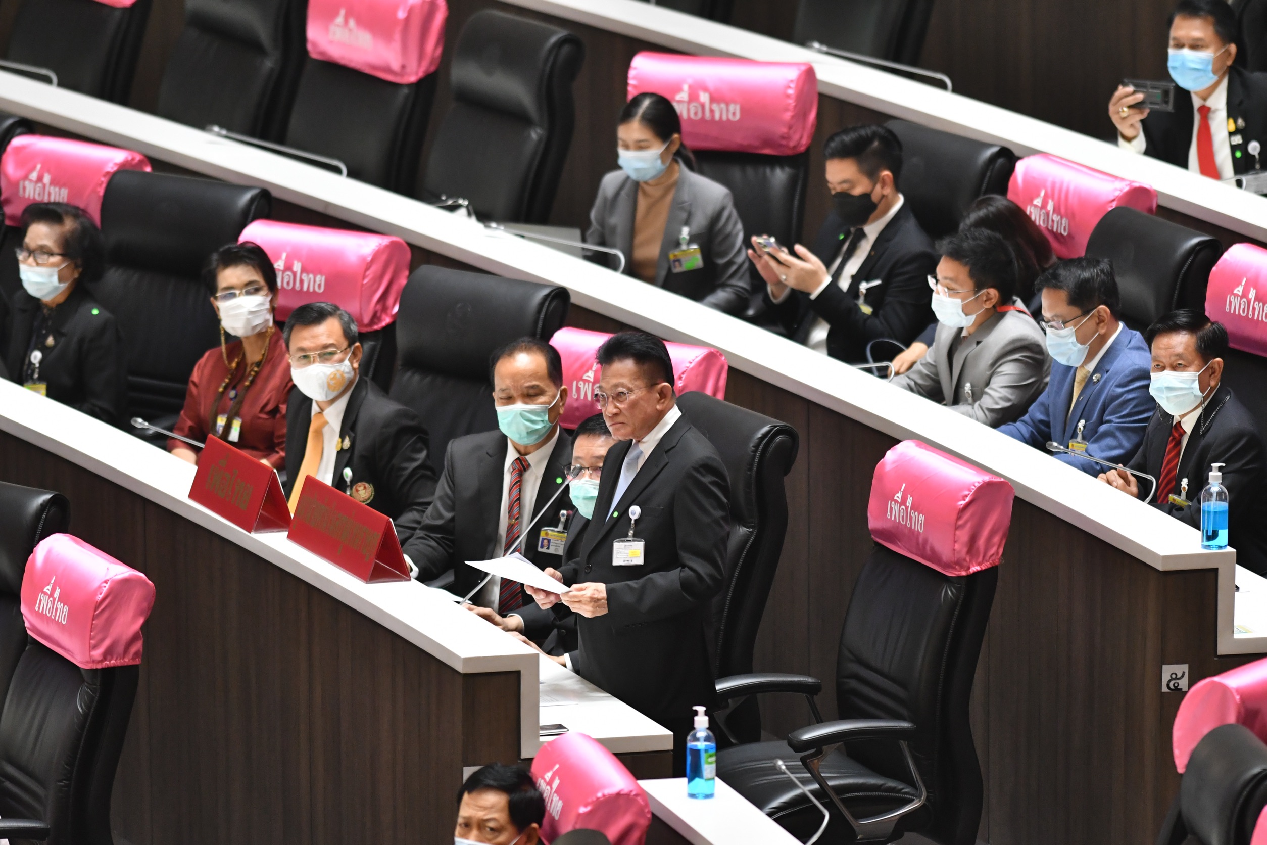 ฝ่ายค้าน อัด “รัฐบาลปรสิต” เศรษฐกิจพังพินาศ เวทีซักฟอก “ประยุทธ์” เดือด