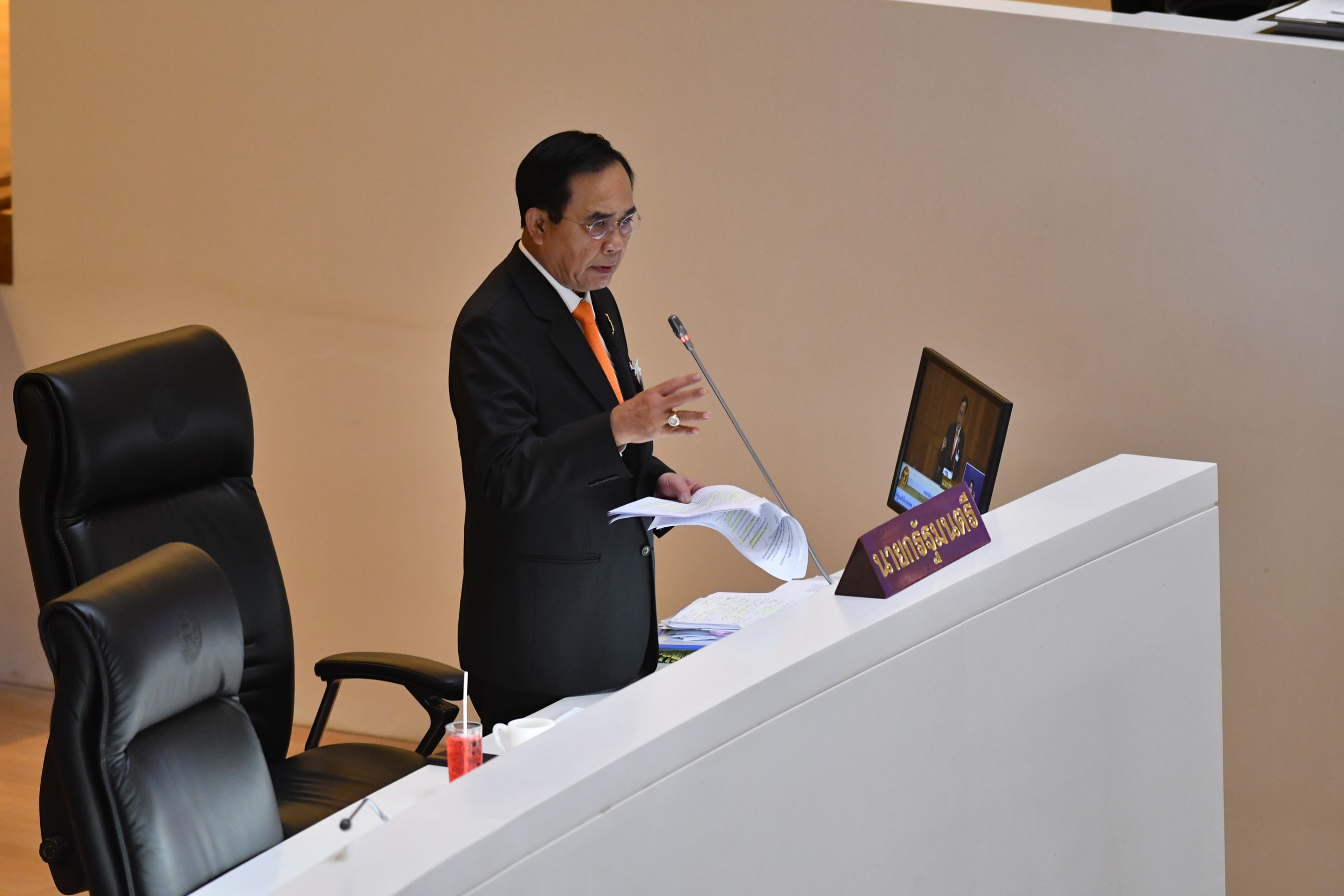 ที่มา “จะร้องเพลงชาติไทยให้ใครฟัง” ประยุทธ์ร่ายในสภา