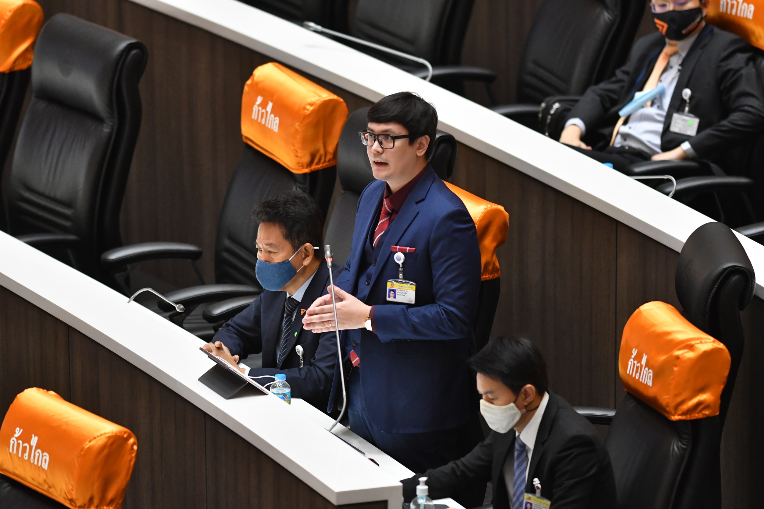 รังสิมันต์ โรม อภิปรายปัญหาโยกย้ายตำรวจ ส.ส.รัฐบาลรุมประท้วง