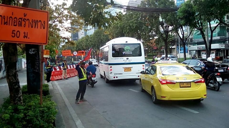 เลี่ยงรัชดาภิเษกฝั่งขาเข้า ตรงข้ามห้างเอสพลานาด ปิดถนน 2 เลน สร้างรถไฟฟ้า
