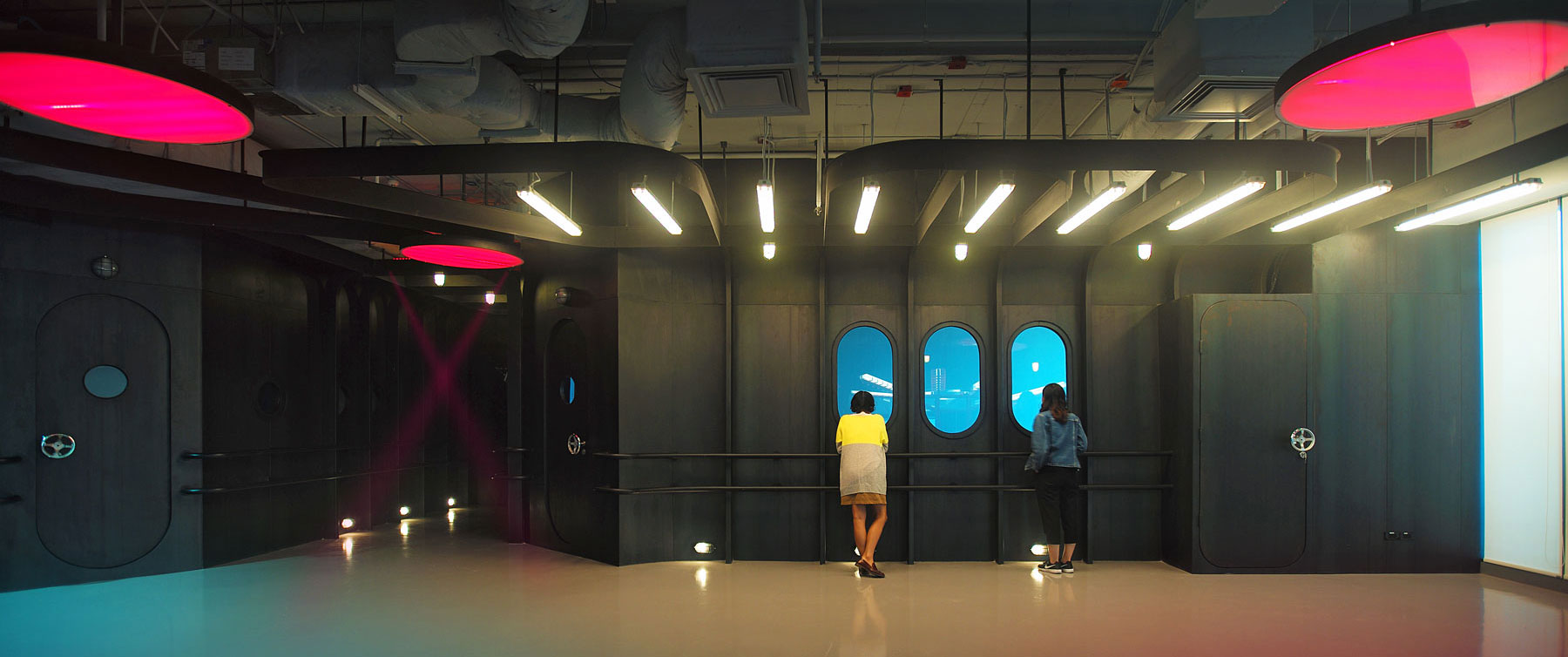 ออฟฟิศของ CJ Worx ยานอวกาศและแนวเรือดำน้ำ