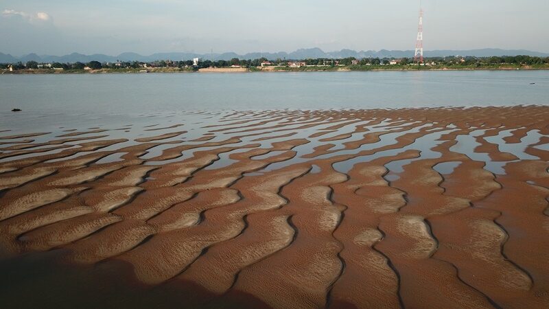 น้ำโขงวิกฤตหนักสุดรอบ 10 ปี สีฟ้าครามสวยงาม เป็นสัญญาณหายนะ