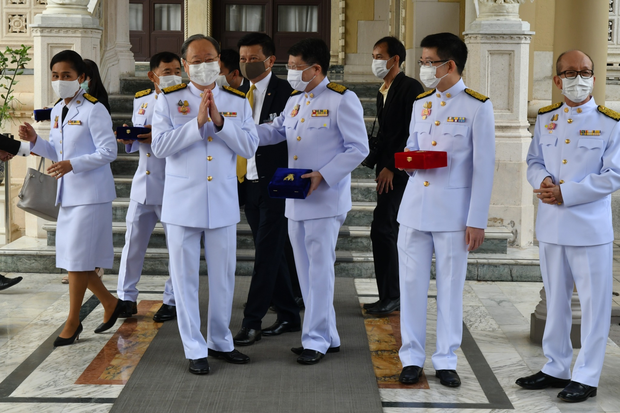 รัฐมนตรีตบเท้ารับเครื่องราชย์ฯ “สนธิรัตน์” กั๊กตั้งพรรคการเมือง