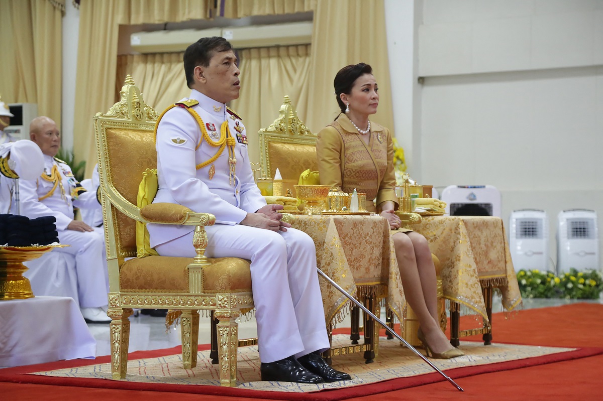 ในหลวง พระราชินี พระราชทานถวายภัตตาหารเพล พระภิกษุ-สามเณร สอบบาลีสนามหลวงฯ