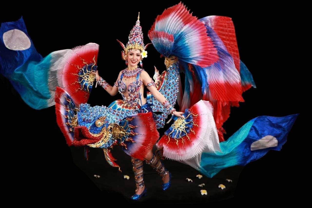 ปลด “คัมภีร์ อลังการ” ดีไซเนอร์ชุดปลากัดลาว จากเวทีมิสยูนิเวิร์สลาว