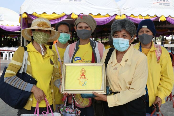 ชาวพิจิตรรอรับเสด็จในหลวง-พระราชินี