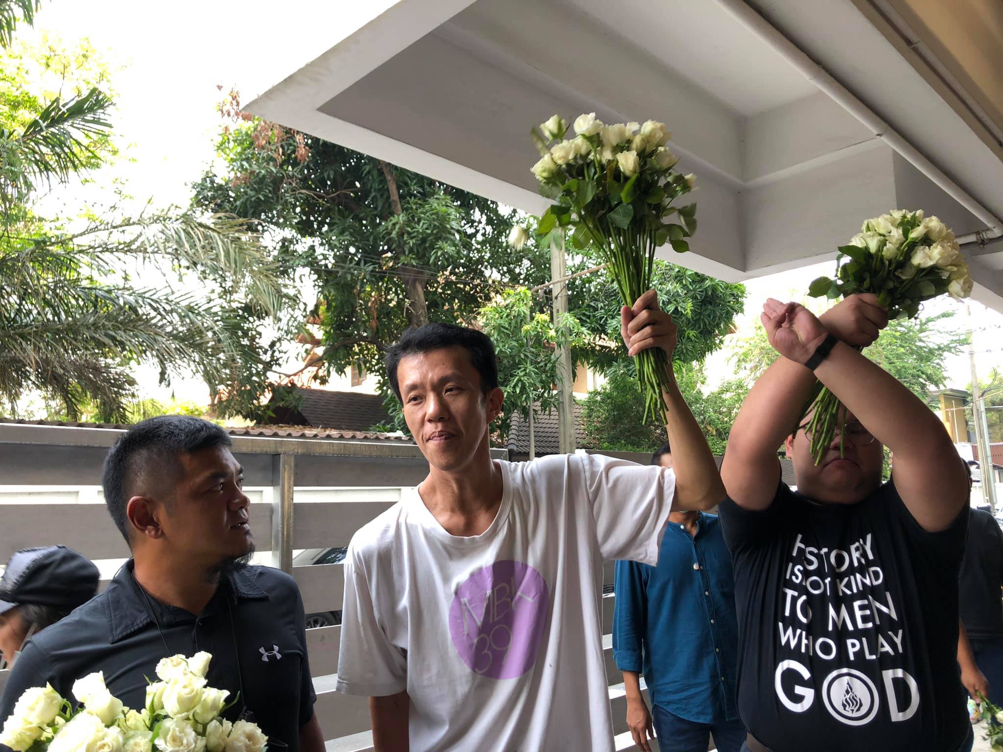 คดีขวางขบวนเสด็จ : ศาลให้ประกันตัวชั่วคราว เอกชัยและพวก