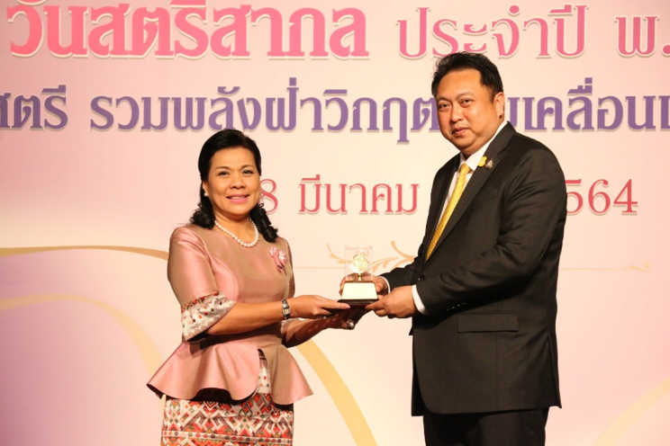 รองผู้อำนวยการการท่าเรือฯ รับรางวัลสตรีนักบริหารดีเด่น สาขาผู้บริหารรัฐวิสาหกิจดีเด่น
