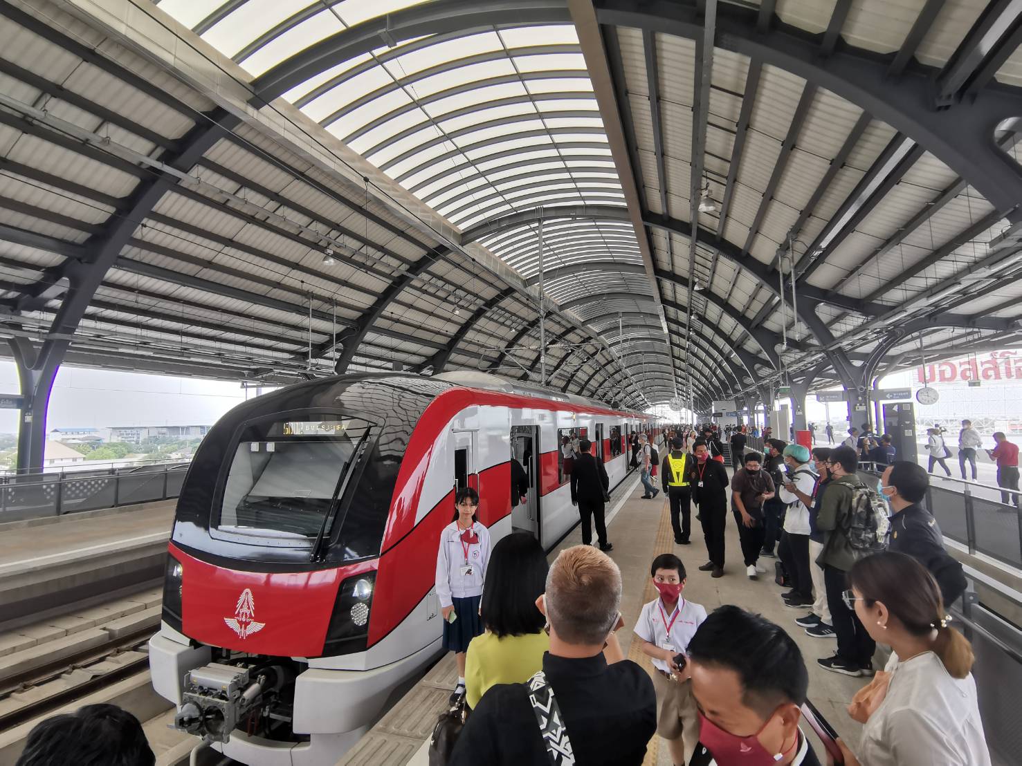 “ศักดิ์สยาม” กดปุ่มรถไฟฟ้าสายสีแดง นั่งฟรีถึงกลาง พ.ย.64