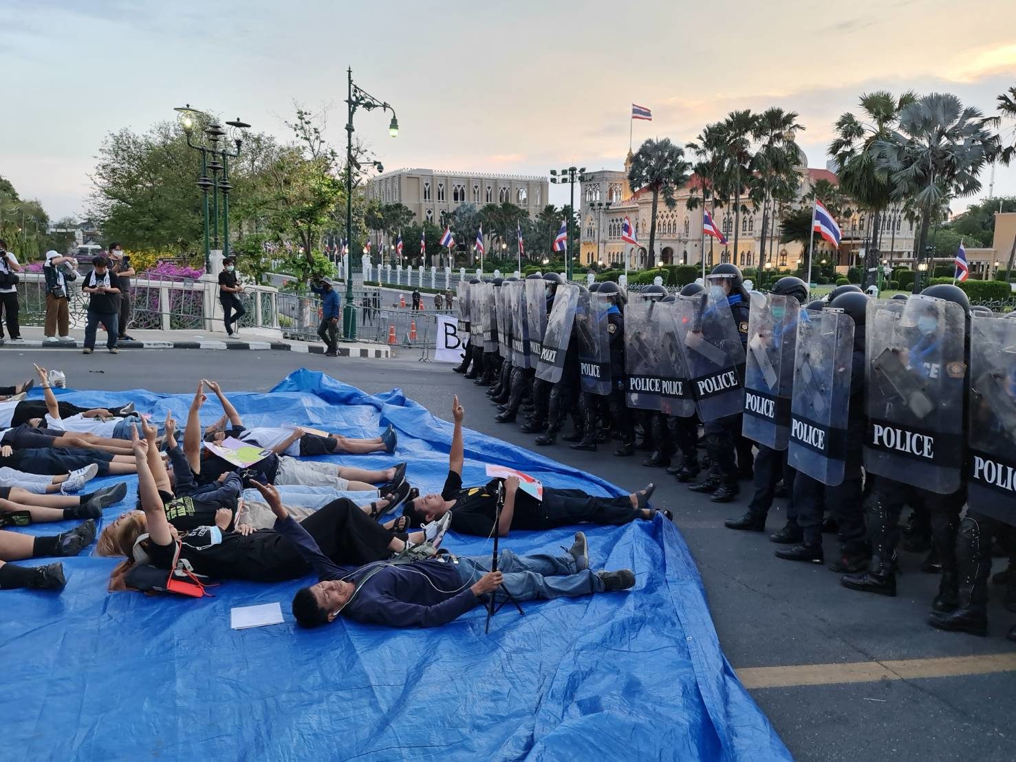 ศาลอนุญาตปล่อยชั่วคราว ผู้ชุมนุมหมู่บ้านทะลุฟ้า 93 คน