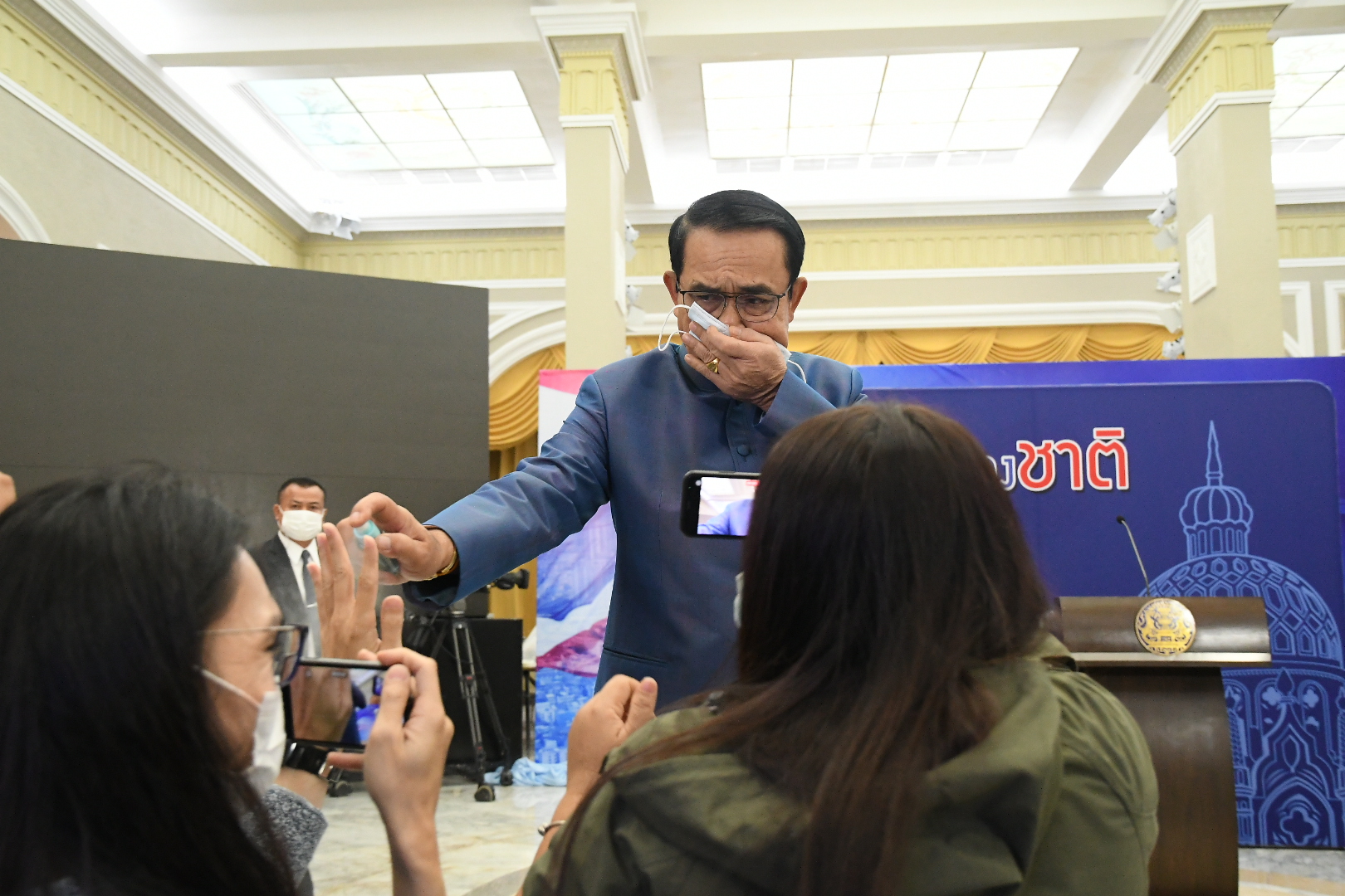 “ประยุทธ์” ฉุน ถามเรื่องปรับ ครม. ไล่ฉีดสเปรย์แอลกอฮอล์ใส่นักข่าว