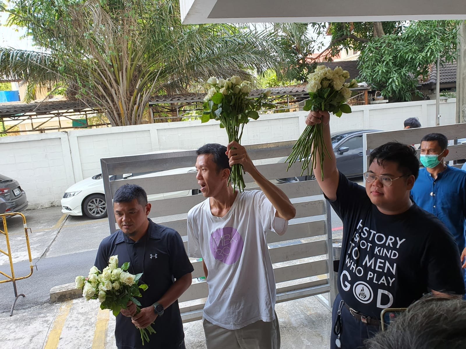 ด่วน! อัยการ สั่งฟ้อง ‘สุรนาท-เอกชัย-บุญเกื้อหนุน’ ม.110 ขวางขบวนเสด็จ