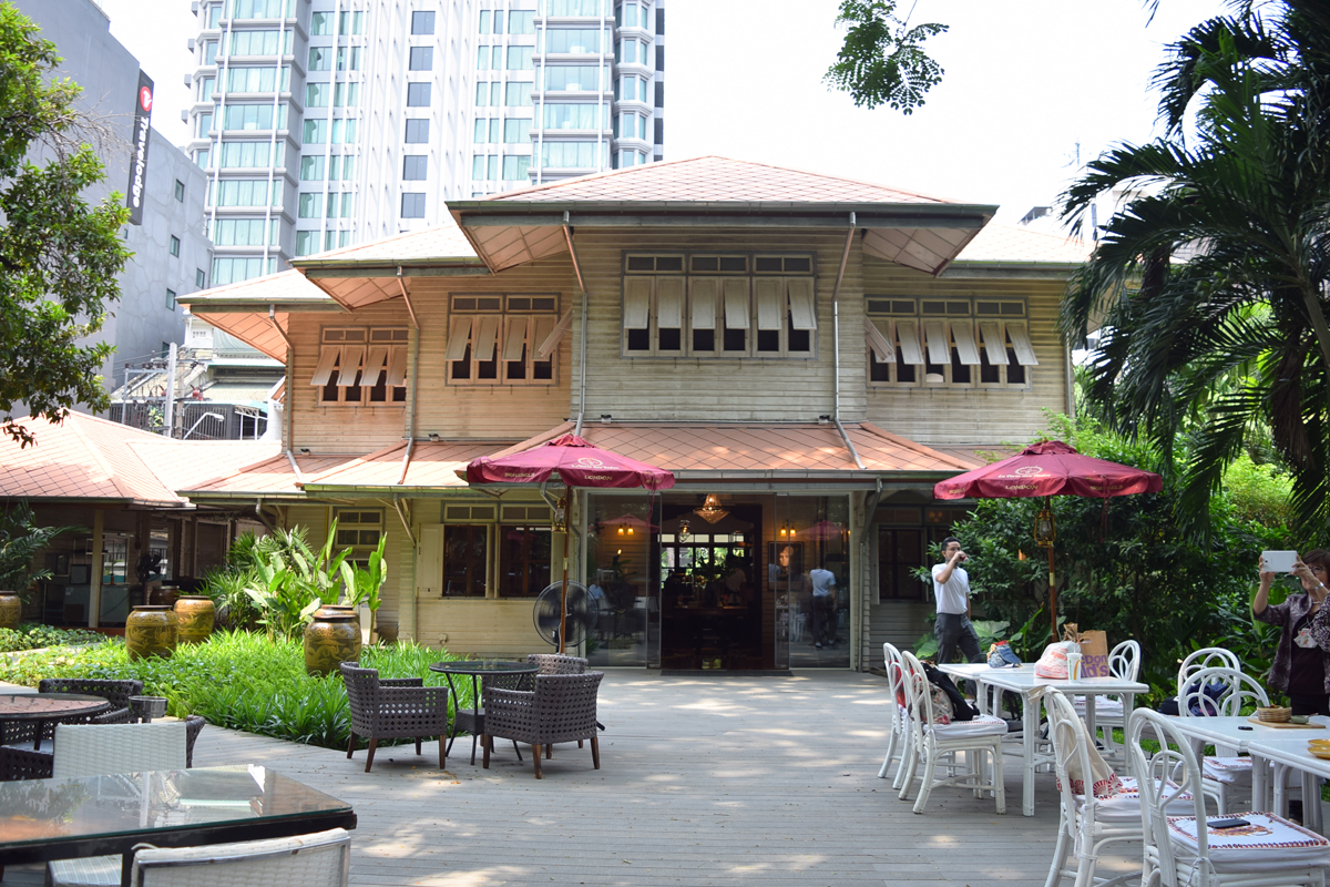จิบเครื่องดื่ม ลิ้มรสอาหารอีสานลาวโมเดิร์นทวิสต์ ในโอเอซิสแห่งสุขุมวิท ที่ MONKEY POD