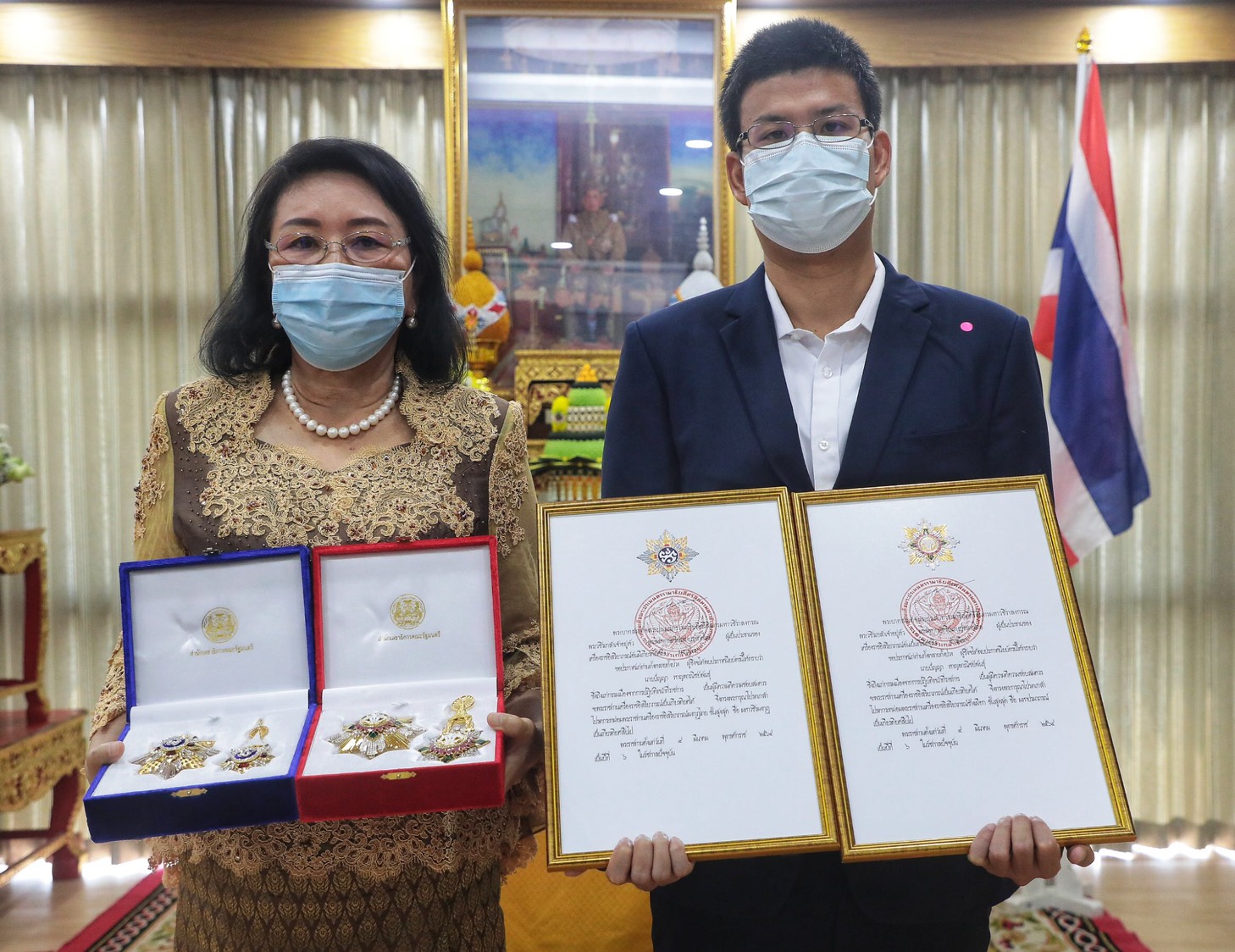 ในหลวงพระราชทานเครื่องราชฯ แก่ นพ.ปัญญา ทรงชื่นชมเป็นแบบอย่างของผู้ศรัทธาในความดี