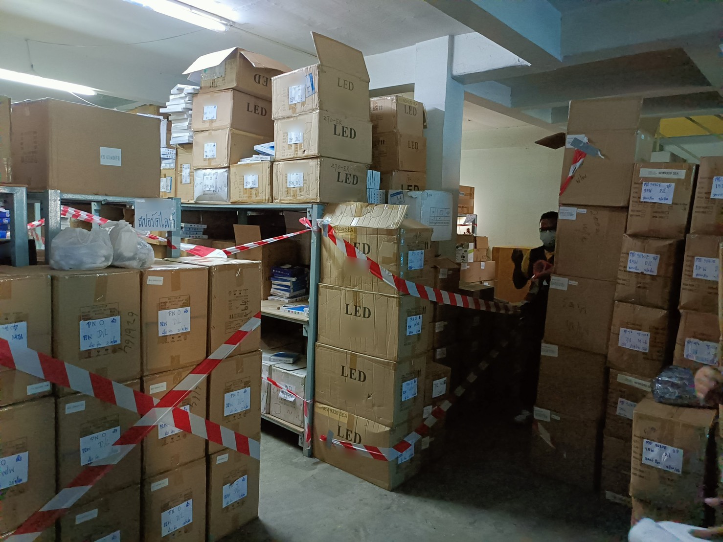 สมอ. บุกยึดอุปกรณ์ไฟฟ้า-สายไฟ ไม่มี มอก. 60,000 ชิ้น กว่า 20 ล้านบาท