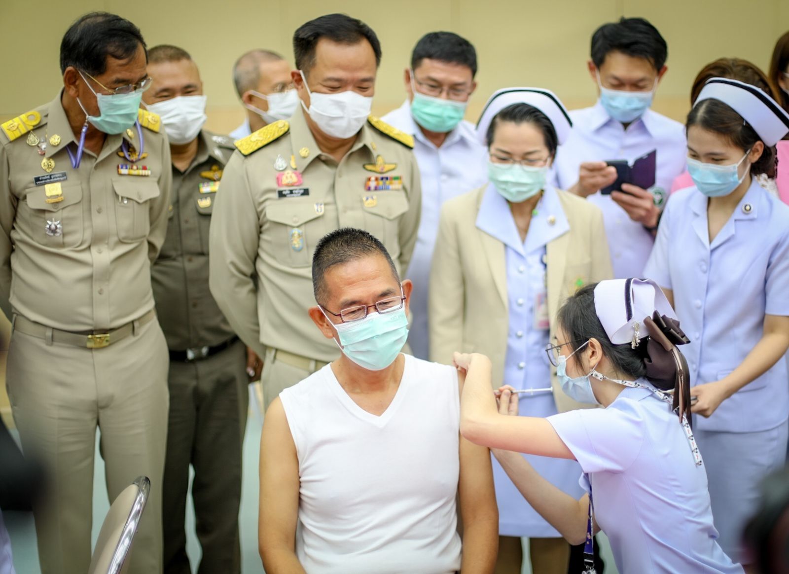 อนุทิน ตรวจเยี่ยมฉีดวัคซีนโควิดเข็มแรก ปทุมธานี
