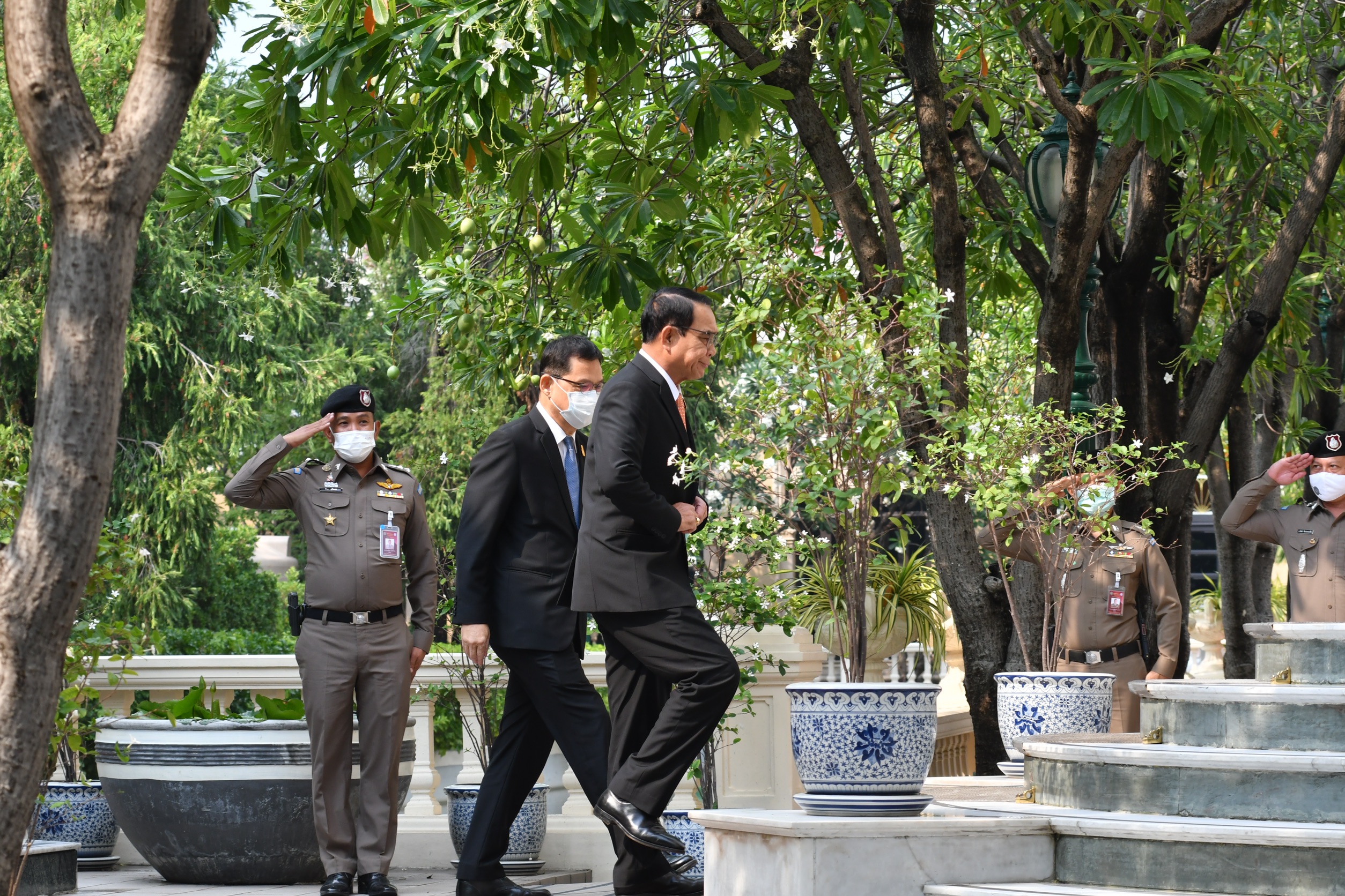 ประยุทธ์ ฉีดแอลกอฮอล์ใส่สื่อ บ่นแค่อยากเล่นด้วย “เป็นเรื่องจนได้”