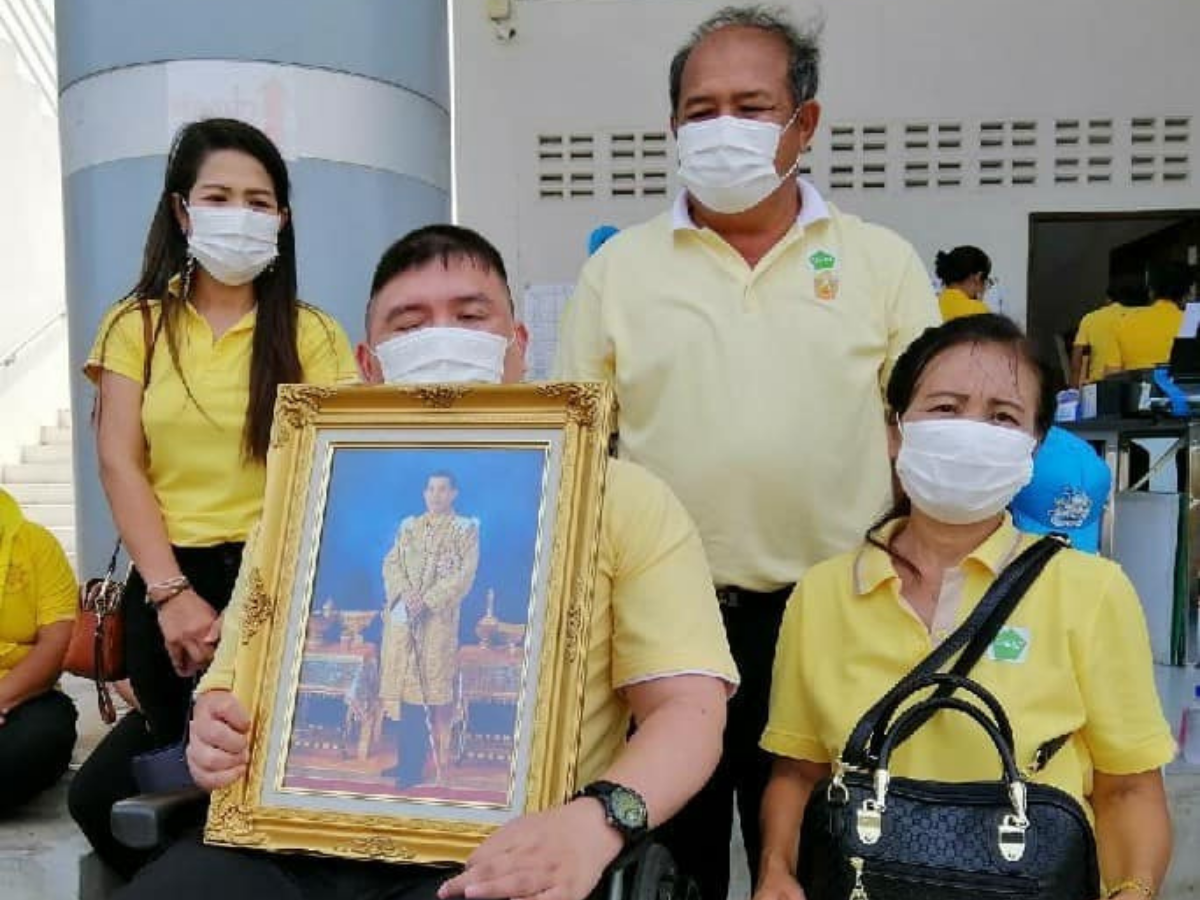 ในหลวง พระราชินี เจ้าคุณพระสินีนาฏ เสด็จฯ สุพรรณบุรี ประชาชนรอแน่น