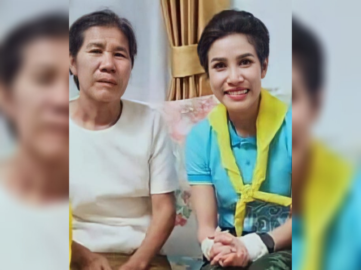 เจ้าคุณพระสินีนาฏฯ  ถ่ายภาพกับ คุณปราณี อุ่นพรม มารดา