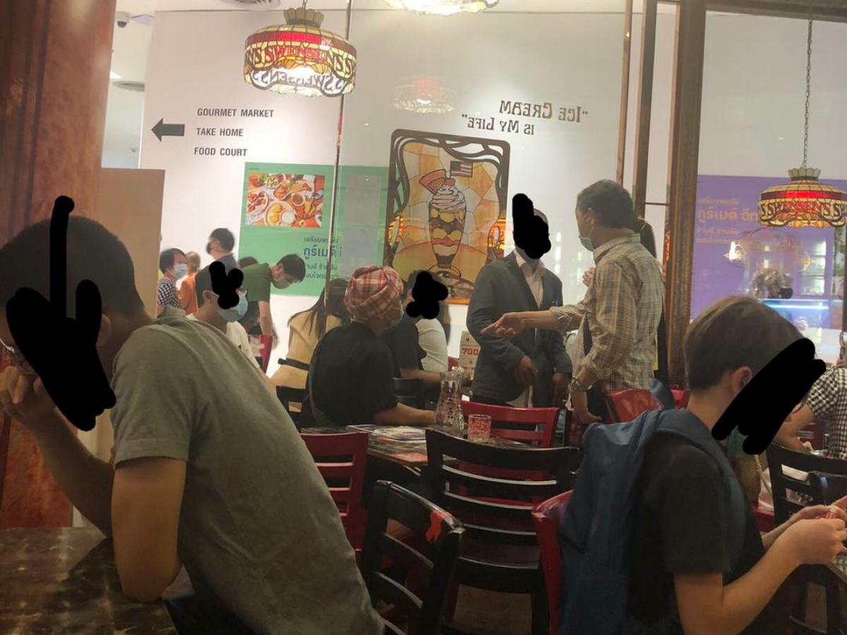 ชายโพกผ้านั่งร้านไอศกรีม ถูกลูกค้าอีกคนไล่ ให้ร้องเพลงชาติไทย