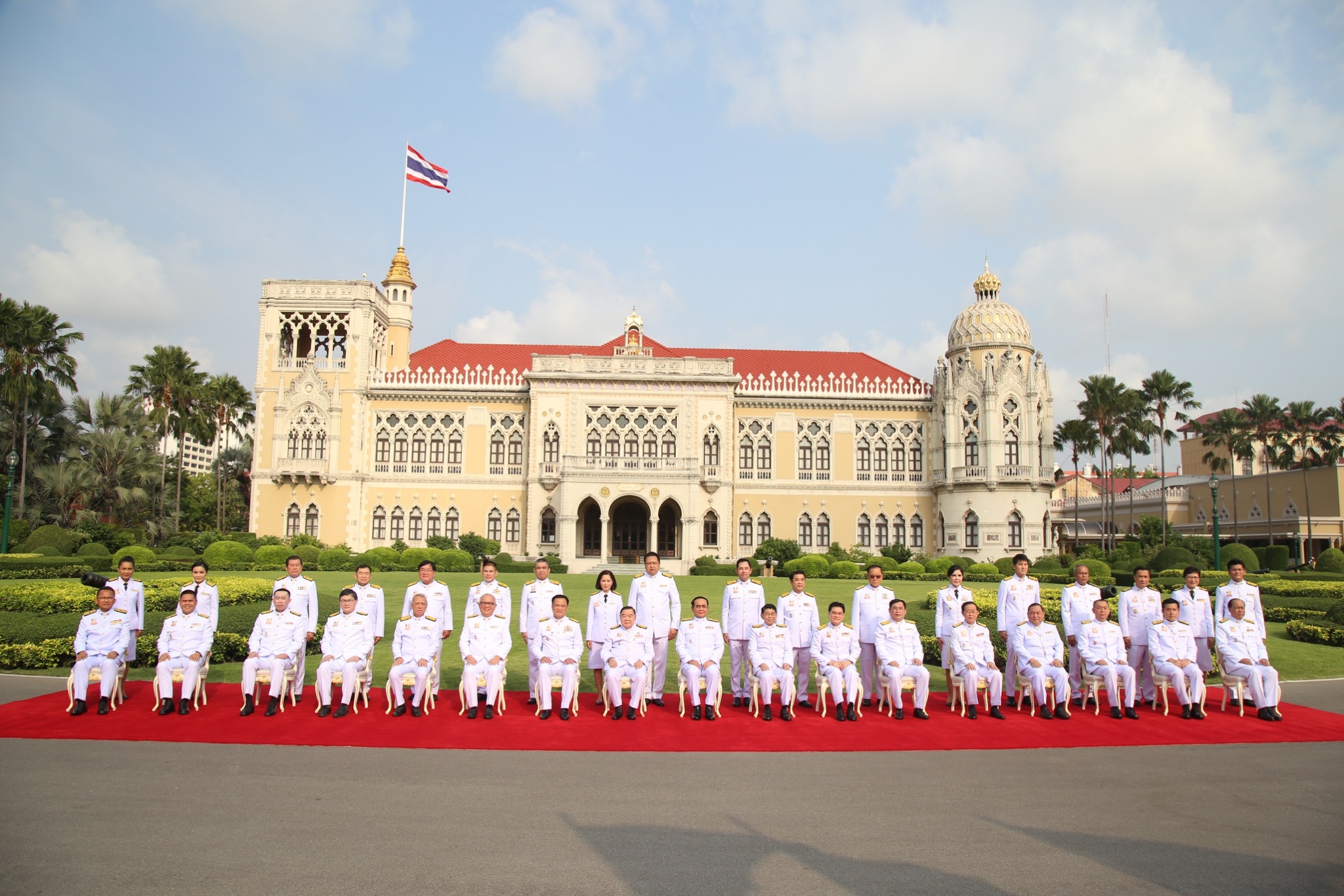 ครม.ประยุทธ์ 2/4 รัฐมนตรีใหม่ ถ่ายภาพหน้าตึกไทยคู่ฟ้า