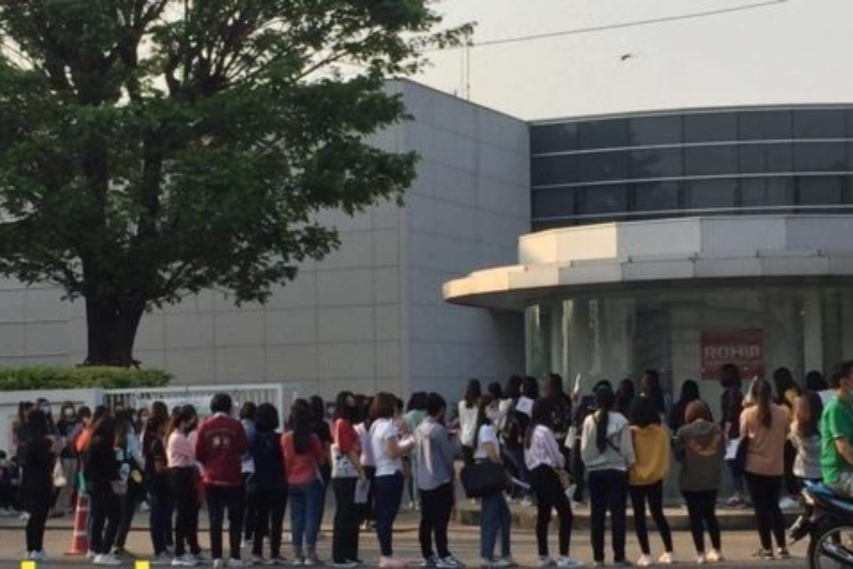 คนแห่สมัครโรงงานดังย่านนวนคร จ. ปทุมธานี ต่อแถวยาว 3 กม.