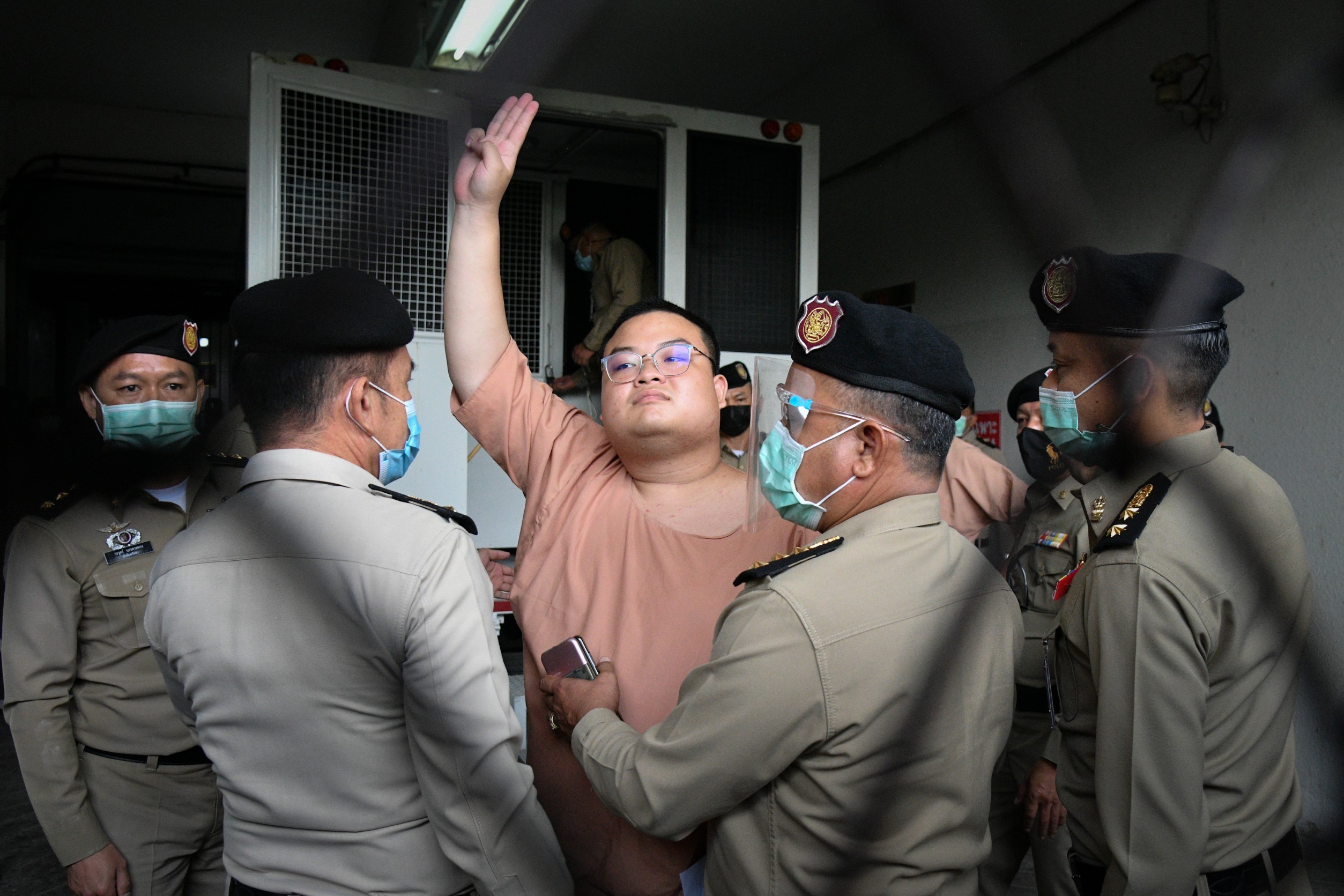 “เพนกวิน” ประกาศอดข้าวประท้วง จนกว่าได้รับการประกันตัว