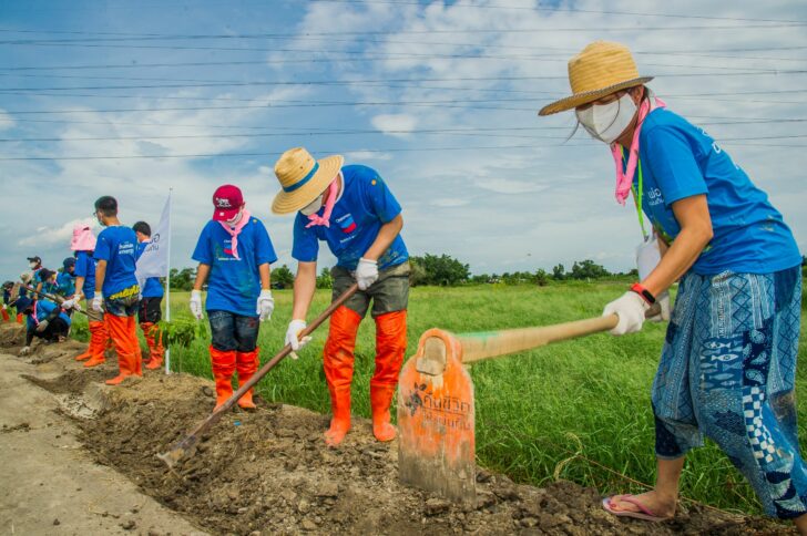 พนักงานร่วมทำกิจกรรมเอามื้อสามัคคี (1)