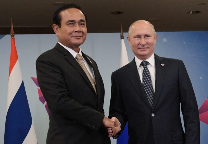 พล.อ.ประยุทธ์ จันทร์โอชา นายกรัฐมนตรีและรัฐมนตรีว่าการกระทรวงกลาโหม ขณะจับมือกับ นายวลาดีมีร์ ปูติน ประธานาธิบดีรัสเซีย เมื่อปี 2016 พล.อ.ประยุทธ์ จันทร์โอชา นายกรัฐมนตรีและรัฐมนตรีว่าการกระทรวงกลาโหม ขณะจับมือกับ นายวลาดีมีร์ ปูติน ประธานาธิบดีรัสเซีย เมื่อปี 2016