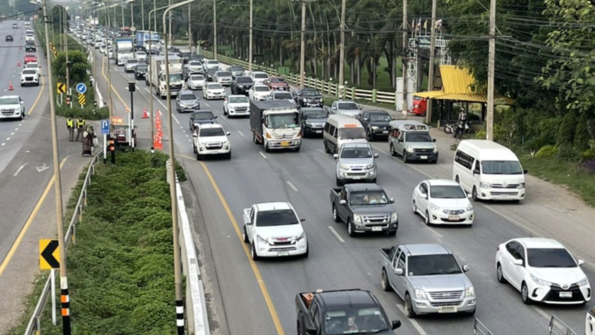 ถนนมิตรภาพมุ่งหน้าอีสาน เช้านี้รถติดหนึบ ประชาชนเดินทางต่อเนื่อง