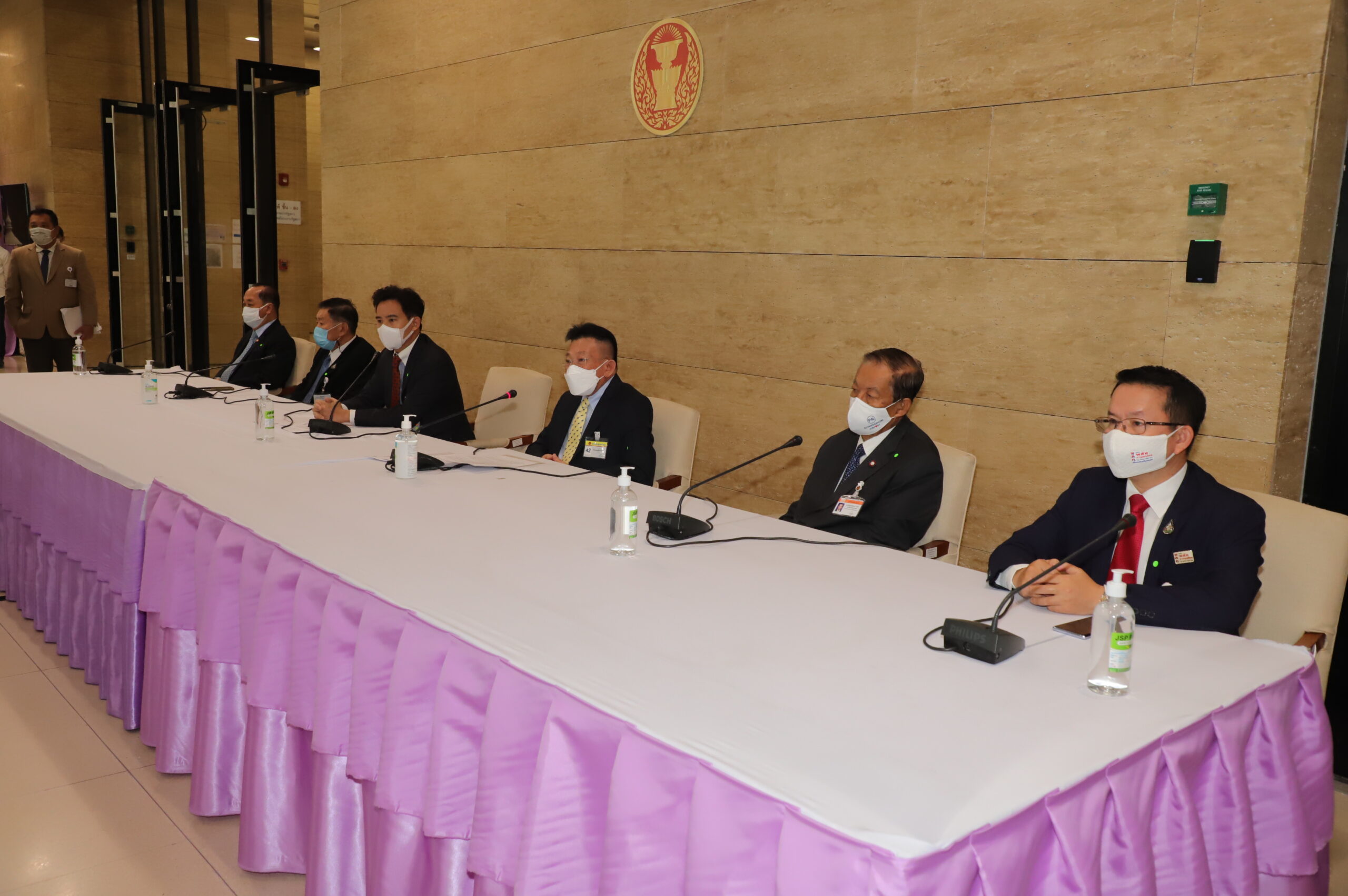 ฝ่ายค้าน 6 พรรคแถลงด่วน จี้ ประยุทธ์ ออกไป ยื่น ป.ป.ช.ฟันบริหารพลาด