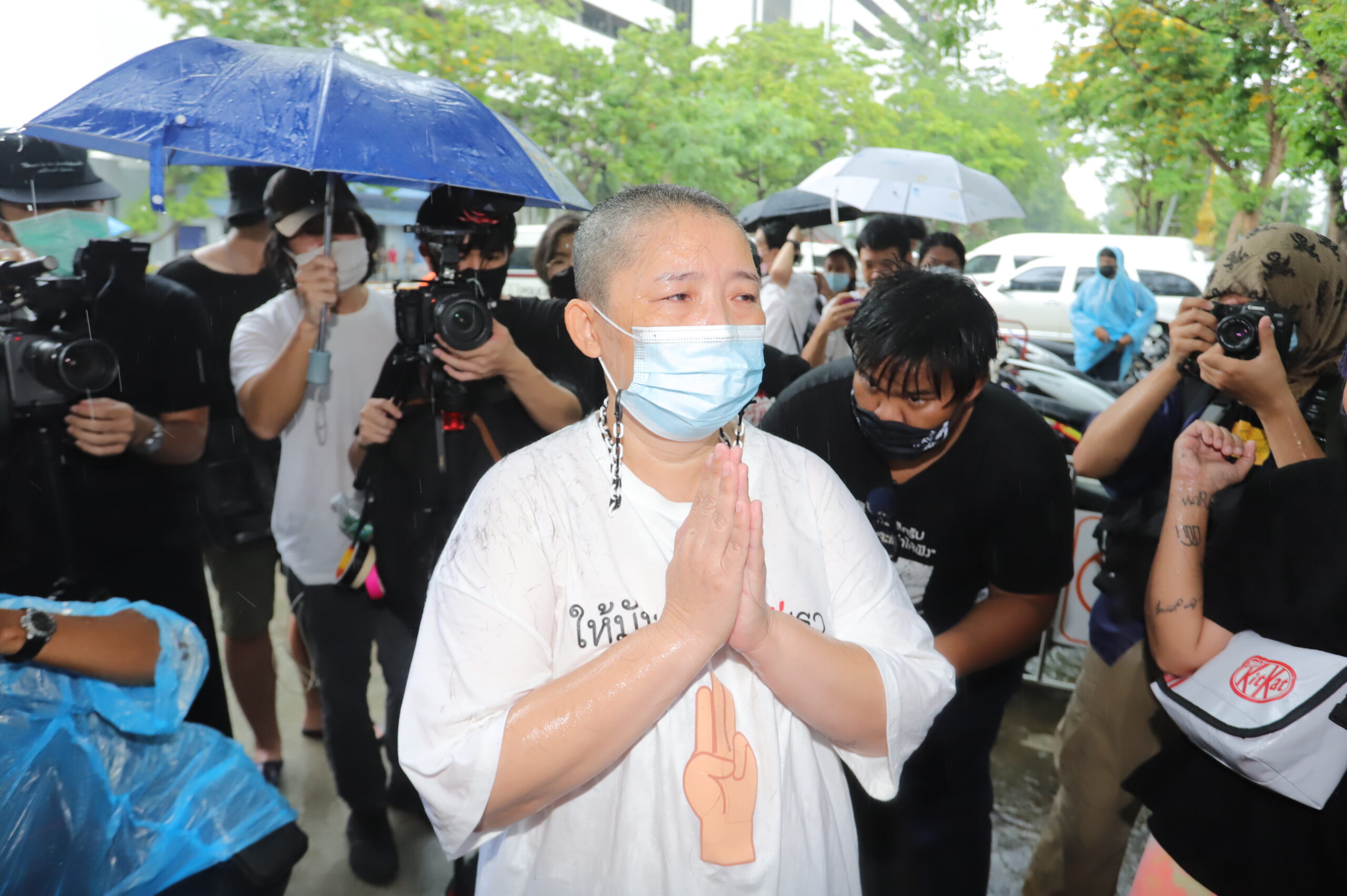 แม่เพนกวิน โกนหัว เรียกร้องความยุติธรรม ยื่นประกันตัวลูกครั้งที่ 10