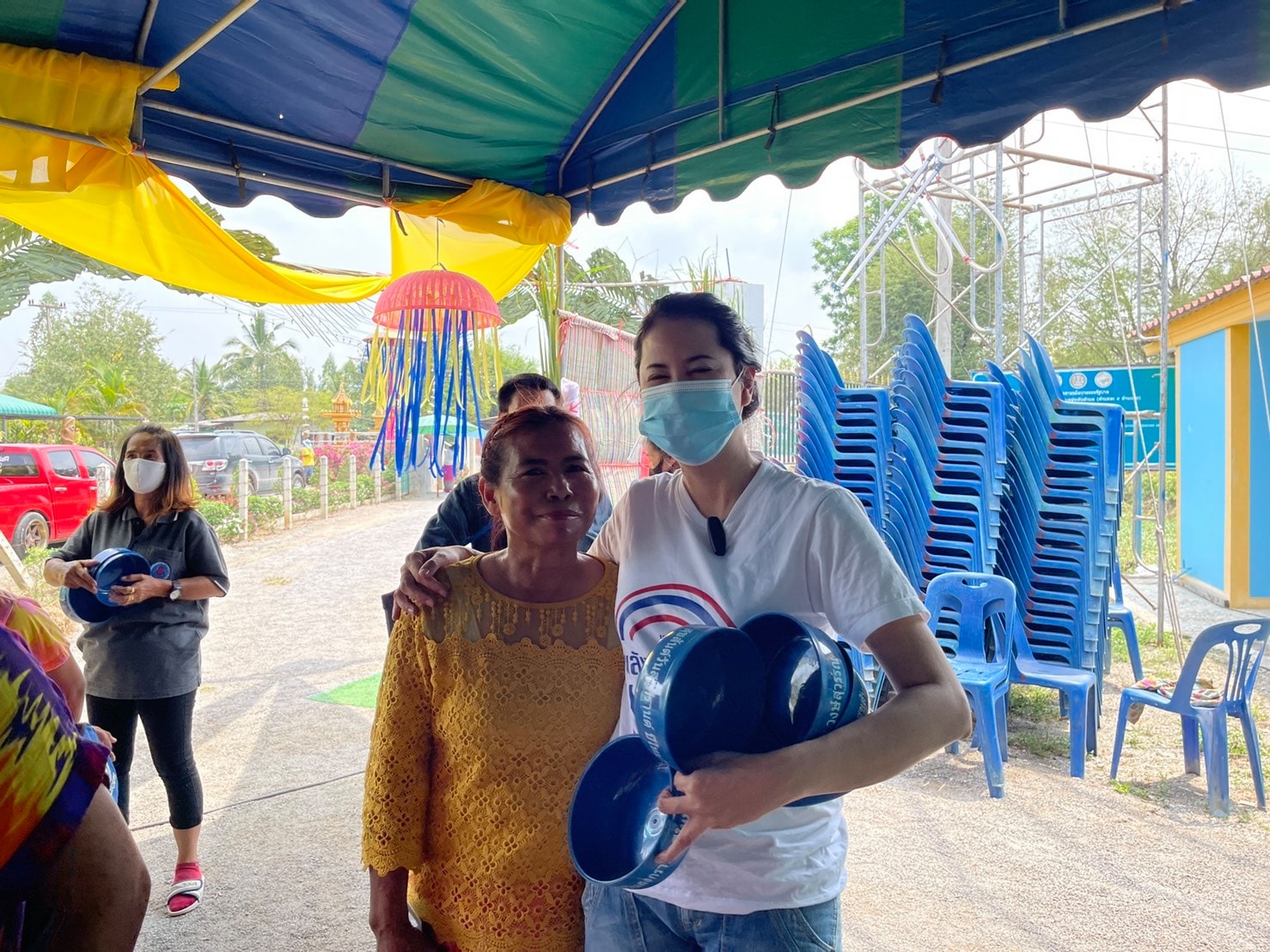 “ปารีณา” เดินสายแจก “ขันบิ๊กป้อม” ของขวัญวันสงกรานต์ ให้ชาวราชบุรี