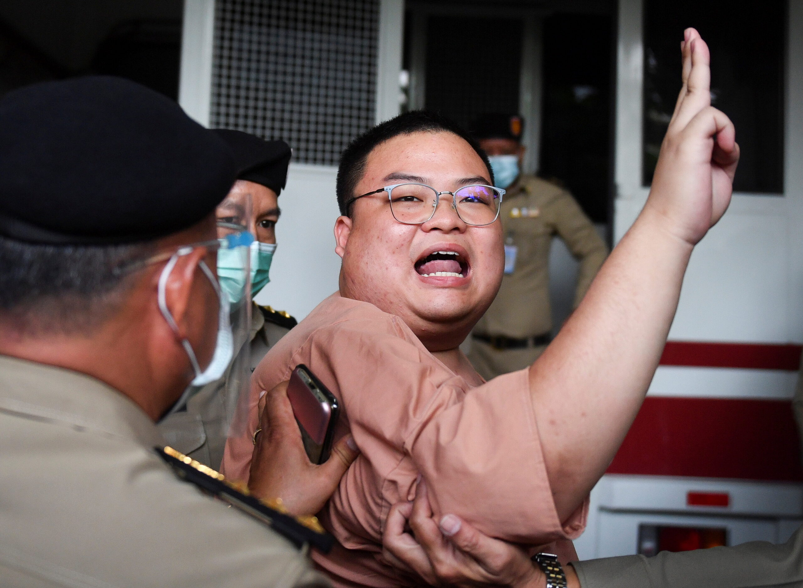 5 แกนนำติดโควิด อาการดีขึ้น “เพนกวิน” เตรียมกลับเรือนจำ
