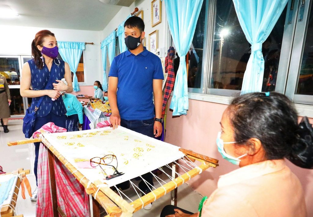พระราชินี กรมหลวงราชสาริณีฯ เจ้าฟ้าทีปังกรฯ ทรงงานศิลปาชีพ จ.สกลนคร