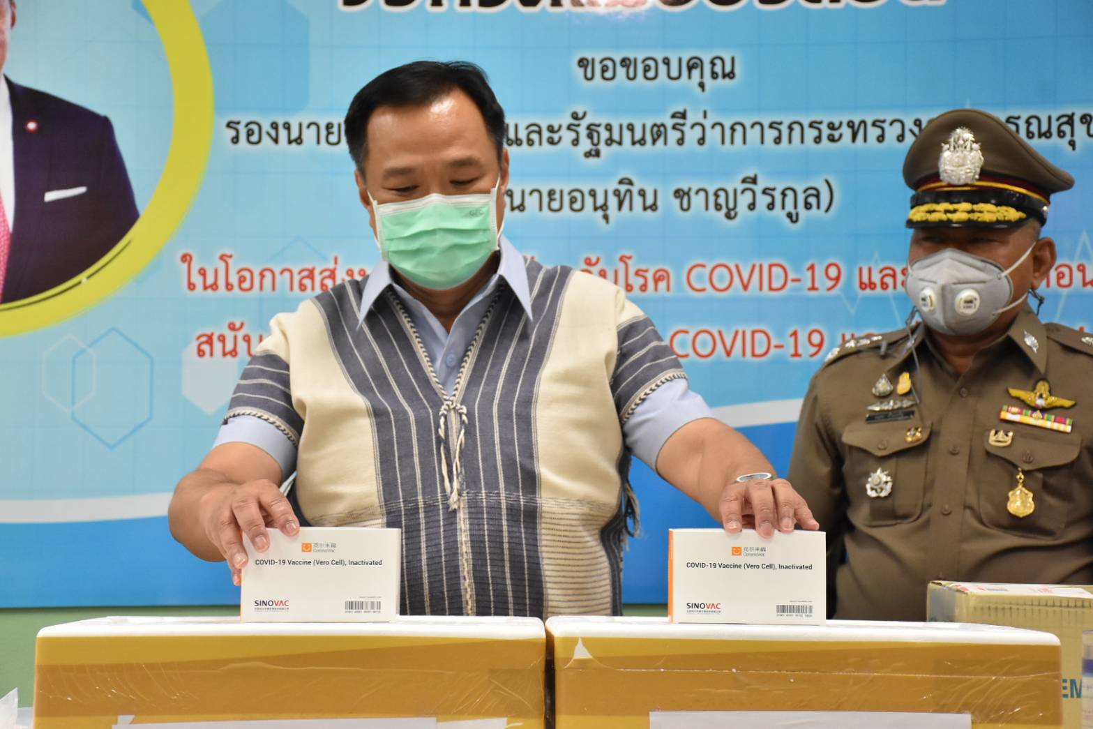 “อนุทิน” บินเดี่ยวลงแม่สะเรียง มอบวัคซีนบุคลากรทางการแพทย์ 2 พันโดส