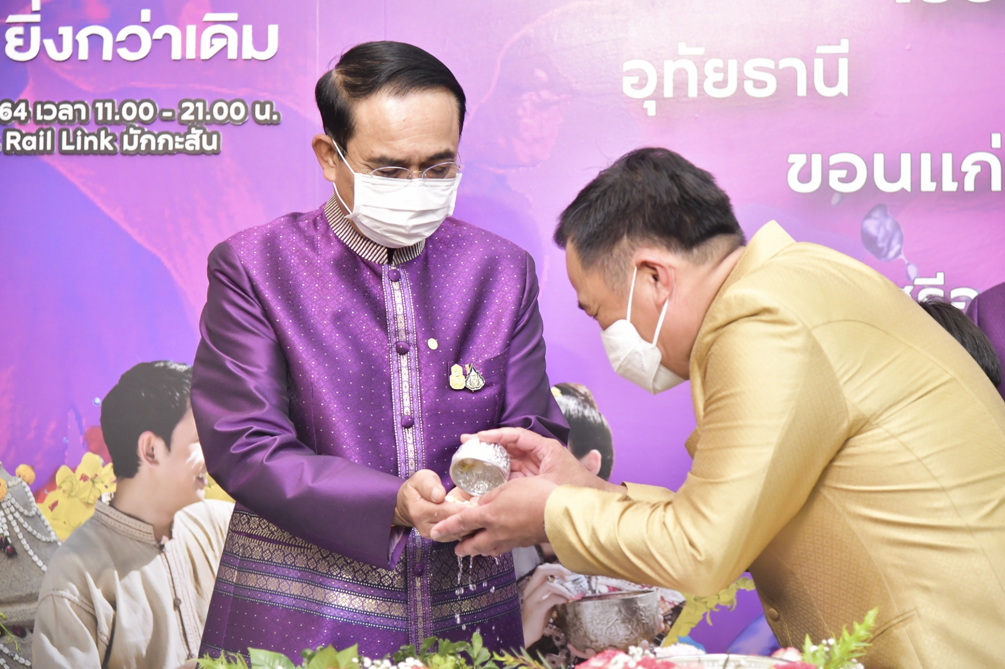 ประยุทธ์ อวยพรวันสงกรานต์ พักผ่อนให้มีความสุข อย่าลืมยกการ์ดให้สูง