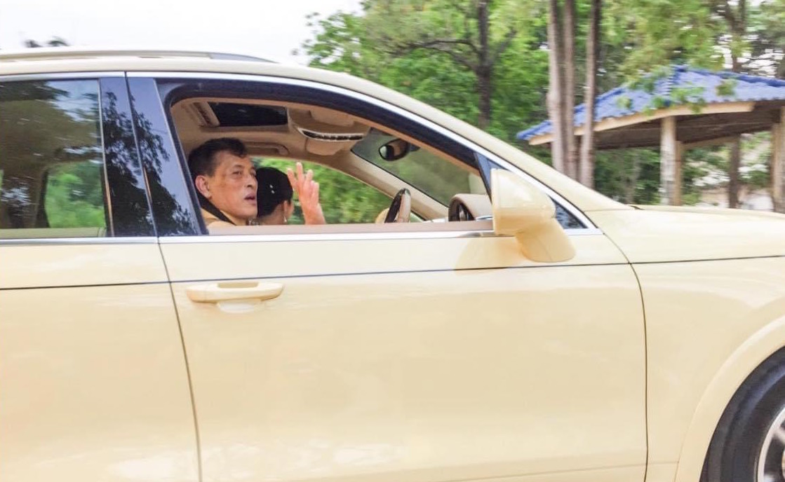ในหลวง ทรงขับรถยนต์พระที่นั่ง เสด็จฯพร้อมเจ้าคุณพระสินีนาฏ เป็นการส่วนพระองค์